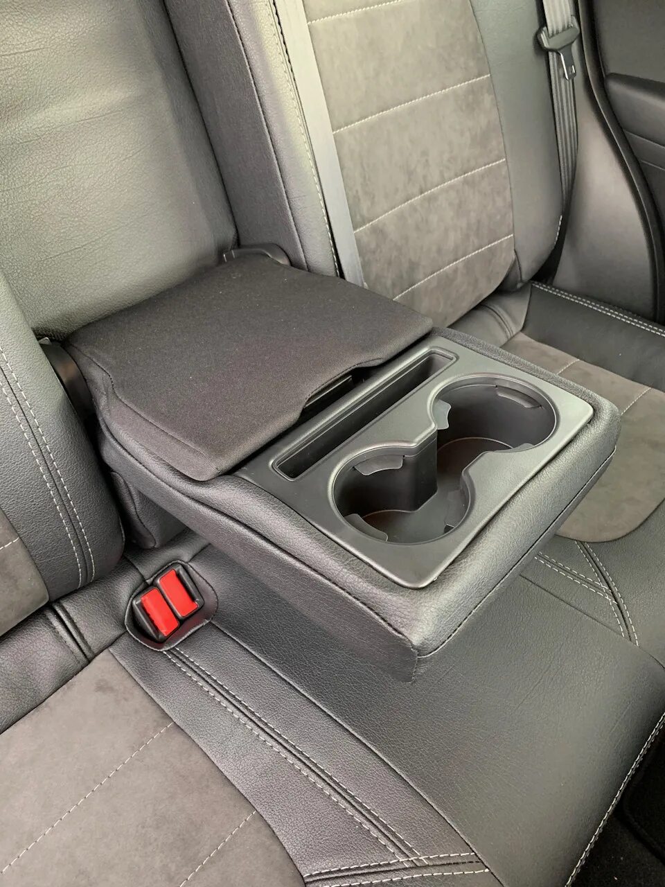 Задний подлокотник купить. Mazda CX-5 подлокотник. Мазда СХ 5 задний подлокотник. Мазда 6 gg задний подлокотник. Подлокотник Mazda CX-5 2019.