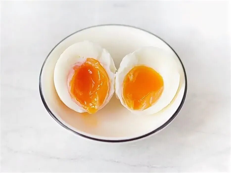 Чем можно начинать яйца. Яйца всмятку. Сколько калорий в яйце в всмятку 1шт курином. Как варить яйца в мешочек. Сколько калорий в яйце всмятку с желтком 1 шт.
