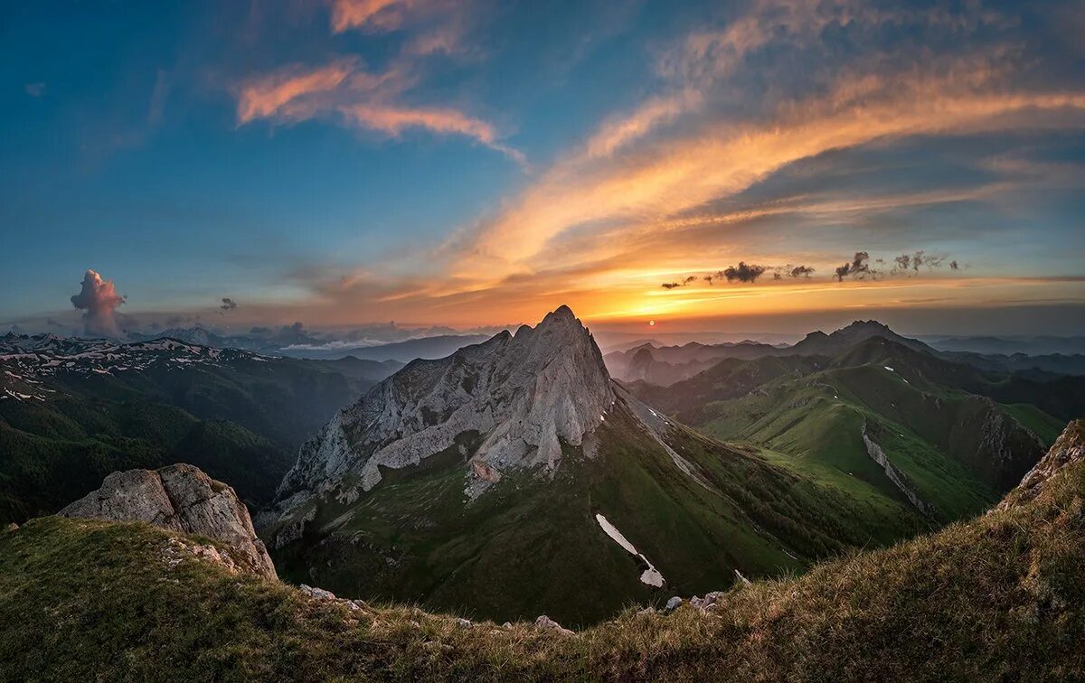 Люди живущие в горах. Лавина гора манаслу. Она расположена в горах. Человек на вершине горы. Высота гималаев и эвереста.