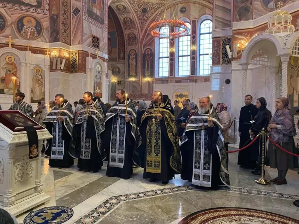 Вечерняя служба в пятницу. Утреня с чином погребения Плащаницы Покровский монастырь. Чин погребения Плащаницы. Митрополит Феодор. Нижегородская епархия 14.04.2023года вынос Святой Плащаницы.