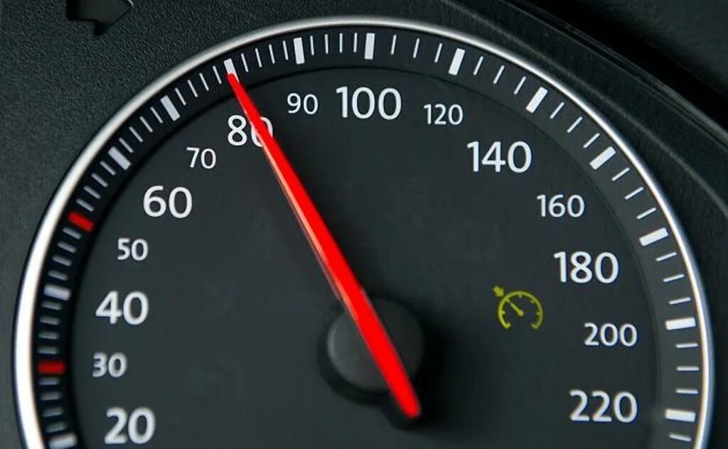 Скорость а также высокую. Спидометр 80 км/ч. Спидометры автомобильные. Скорость. Машина на скорости.