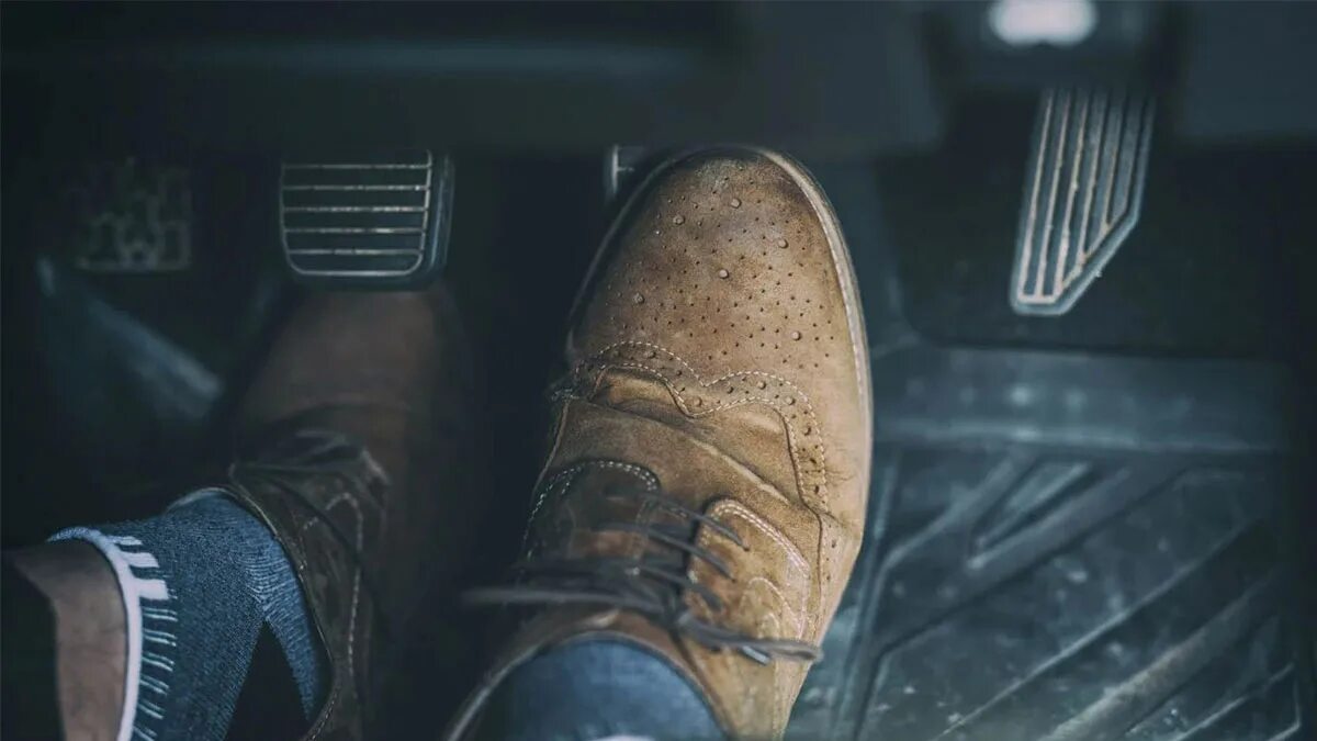 Каблуки педали. Педали газ тормоз. Педаль в пол. Педали на газели газ тормоз сцепление. Газ тормоз сцепление педали на ваз 2110.