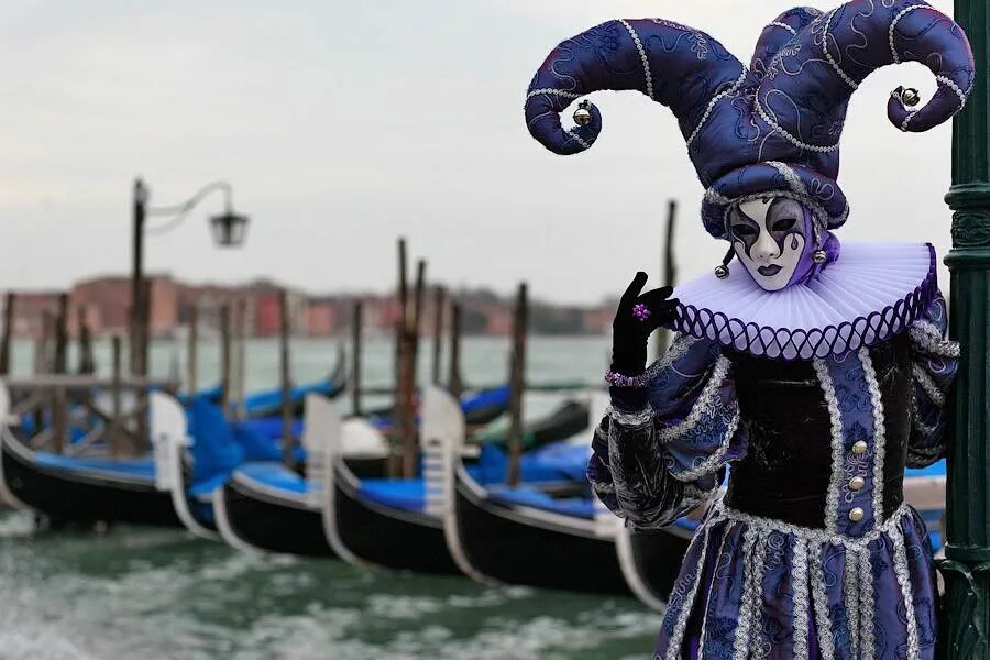Быть в маске судьба моя. Аркекин Венеция карнавал. Венецианский карнавал Жюль Демерссман. Венецианский Шут Арлекин. Венеция маскарад с шутами.