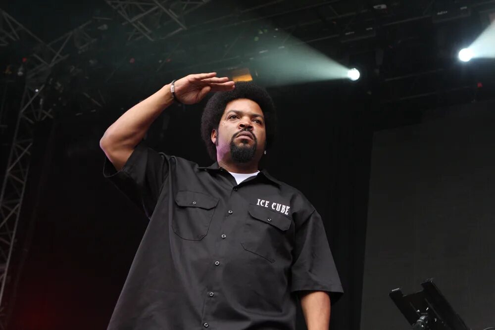 Ice cube freestyle whoa. Ice cube 2025. райдер и ice cube. ice cube raiders. ice cube raiders одежда.
