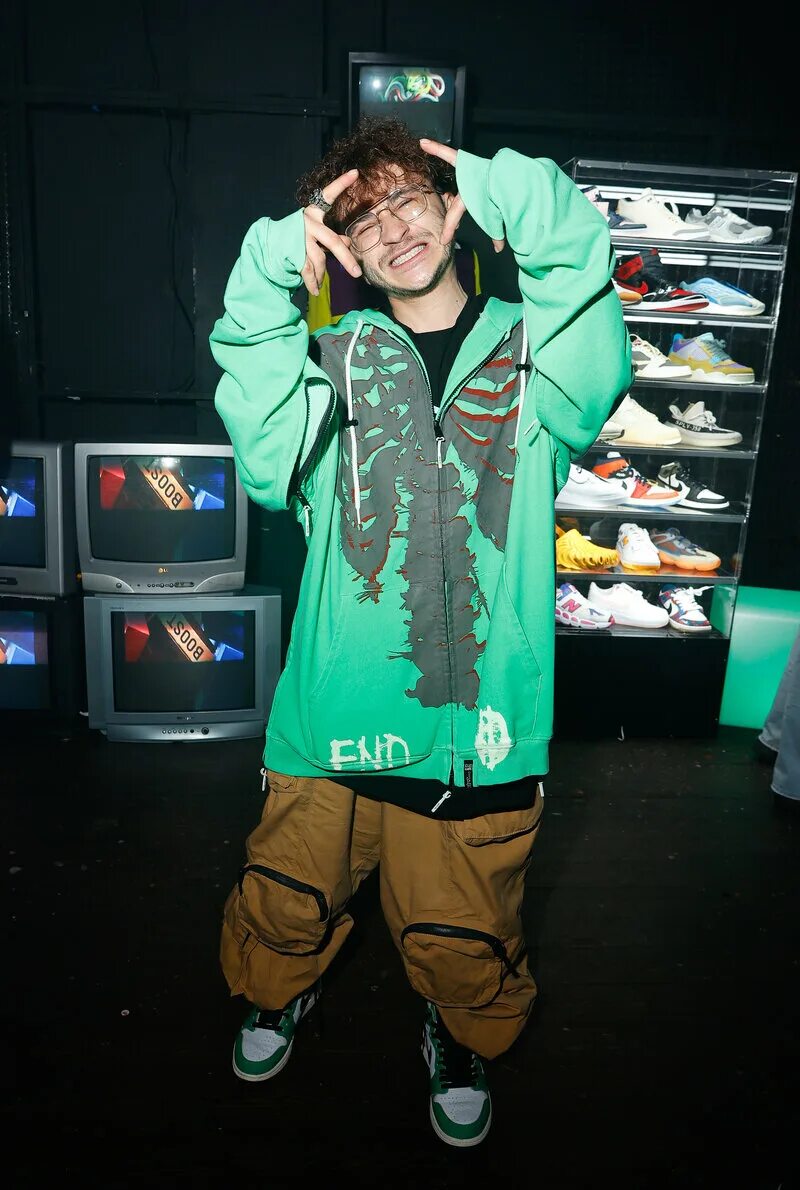 Kickstown. Петроградка магазин ч аксессуарами для животных!. Kickstown. Kicks town ассортимент. Фк kickstown медиалига форма.