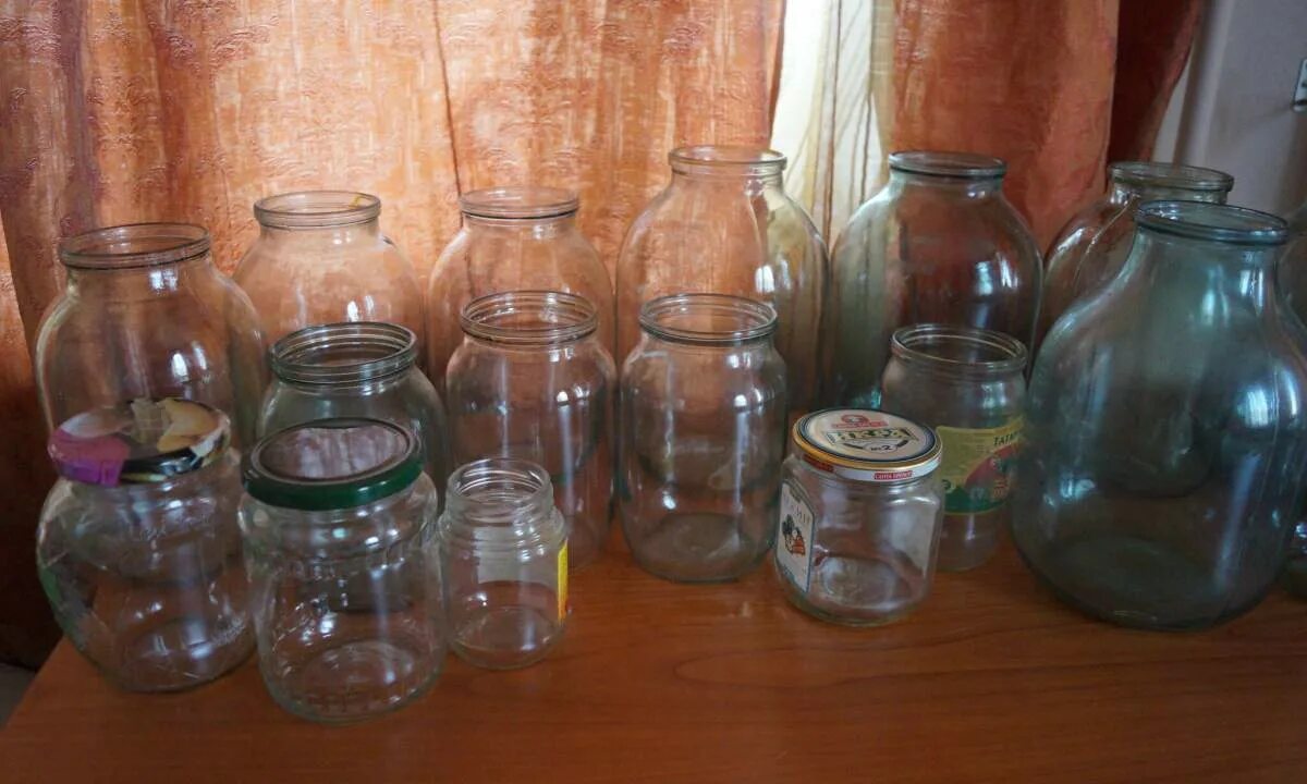 Куда сдать стеклянные банки в москве. Банка стеклянная. Стеклотара (бутылки, банки) мусор. Прием бутылок. Банки стеклянные разные.