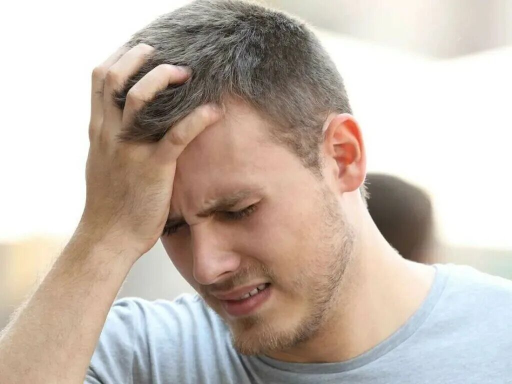 Головная боль. Сильная головная. Люди жалуются на головную боль. Головная боль мигрень. Жалобы при кашле.