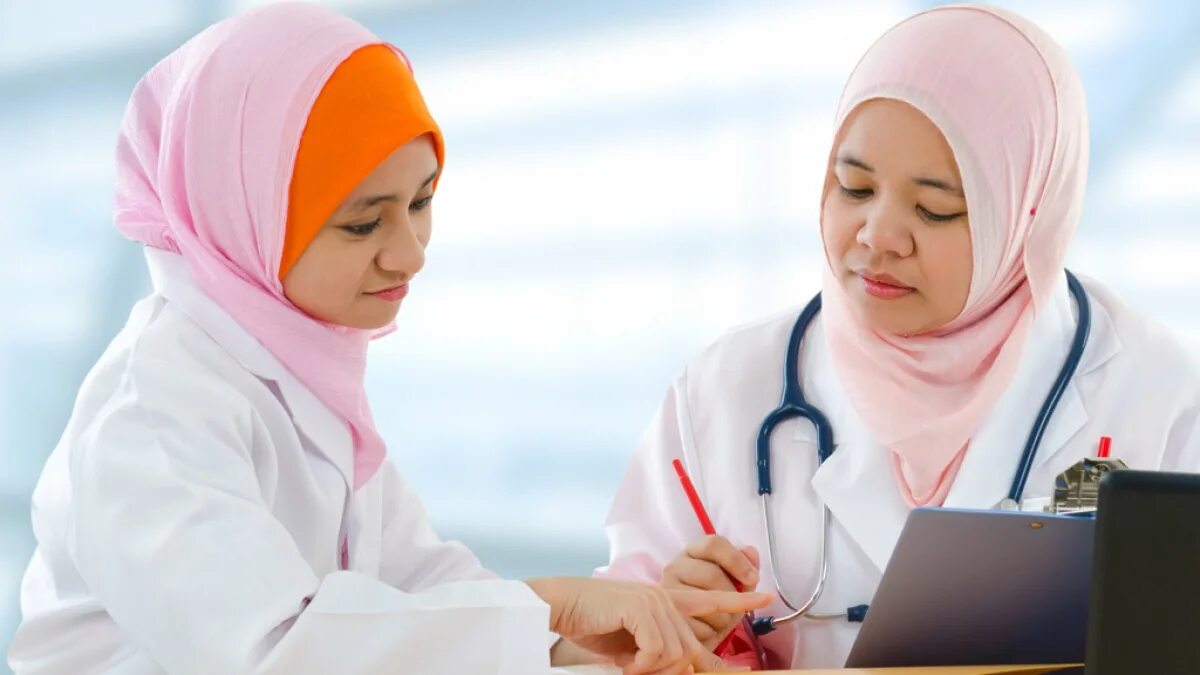 Мусульманки в медицине. Хиджаб и медицина. Мусульманка врач. Мусульманские медики.