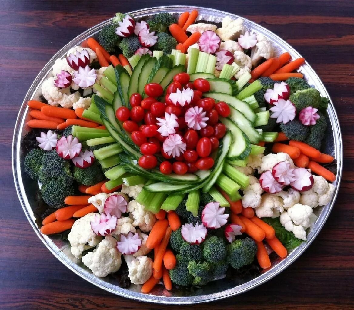 Блюдо из овощей салаты. Овощная нарезка на праздничный стол. Украшение стола овощами. Овощи красиво на тарелке. Красивое украшение праздничного стола.