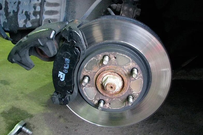 Износ задних дисков. Износ задних дисков. Тормозной диск с колодкой. Мазда 6 gj 2. Износ задних дисков.