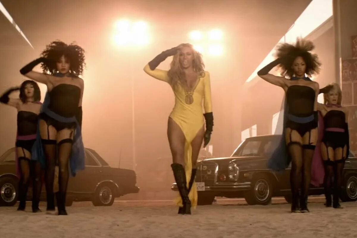 Клипы run. Бейонсе who run the world. бейонсе run the world girls клип. бейонсе в клипе бейонсе. бьенс клип ran the.