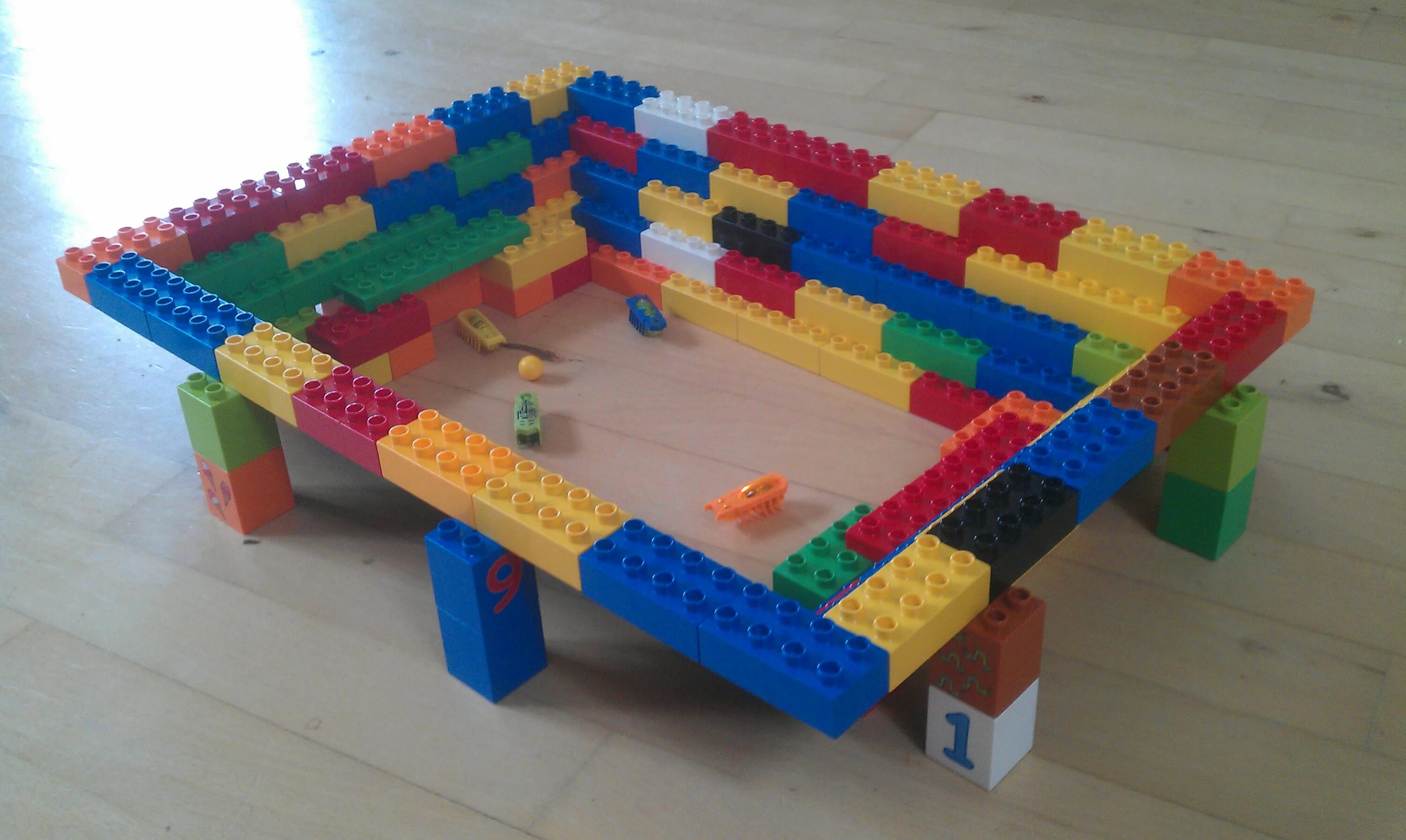 Включи конструктор стройте. Песочница полесье лего. lego duplo ideas. лабиринт из конструктора полесье. конструирование из конструктора.