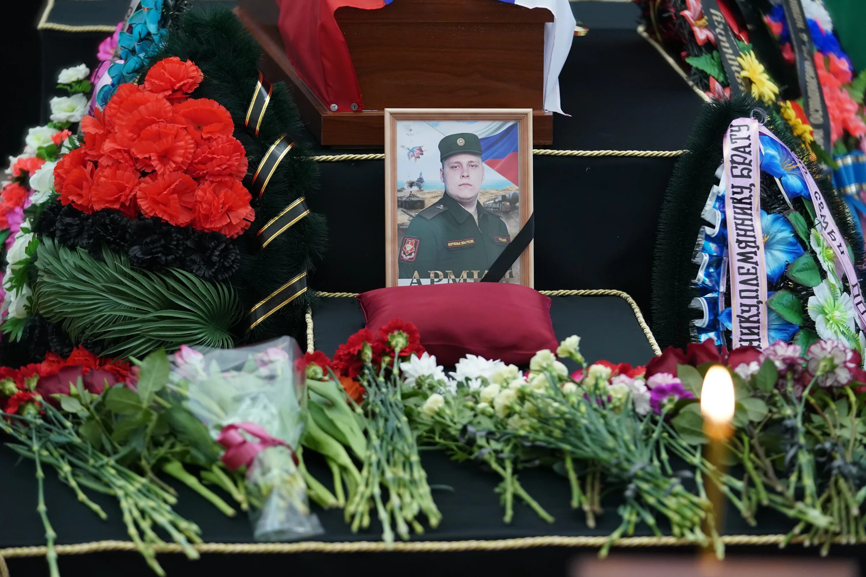Венки на кладбище. Российское кладбище. Похороны в борзе. Похороны в борзе. Венки на кладбище.