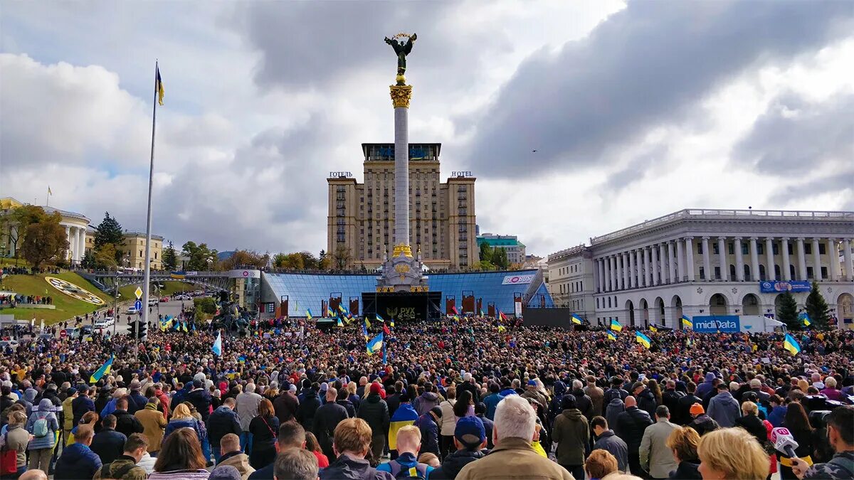 Почему назван майданом. Киев площадь независимости Евромайдан. Майдан Украина 2014 площадь. Майдан 2014 площадь независимости.