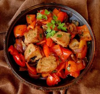 Мясо с помидорами и морковью