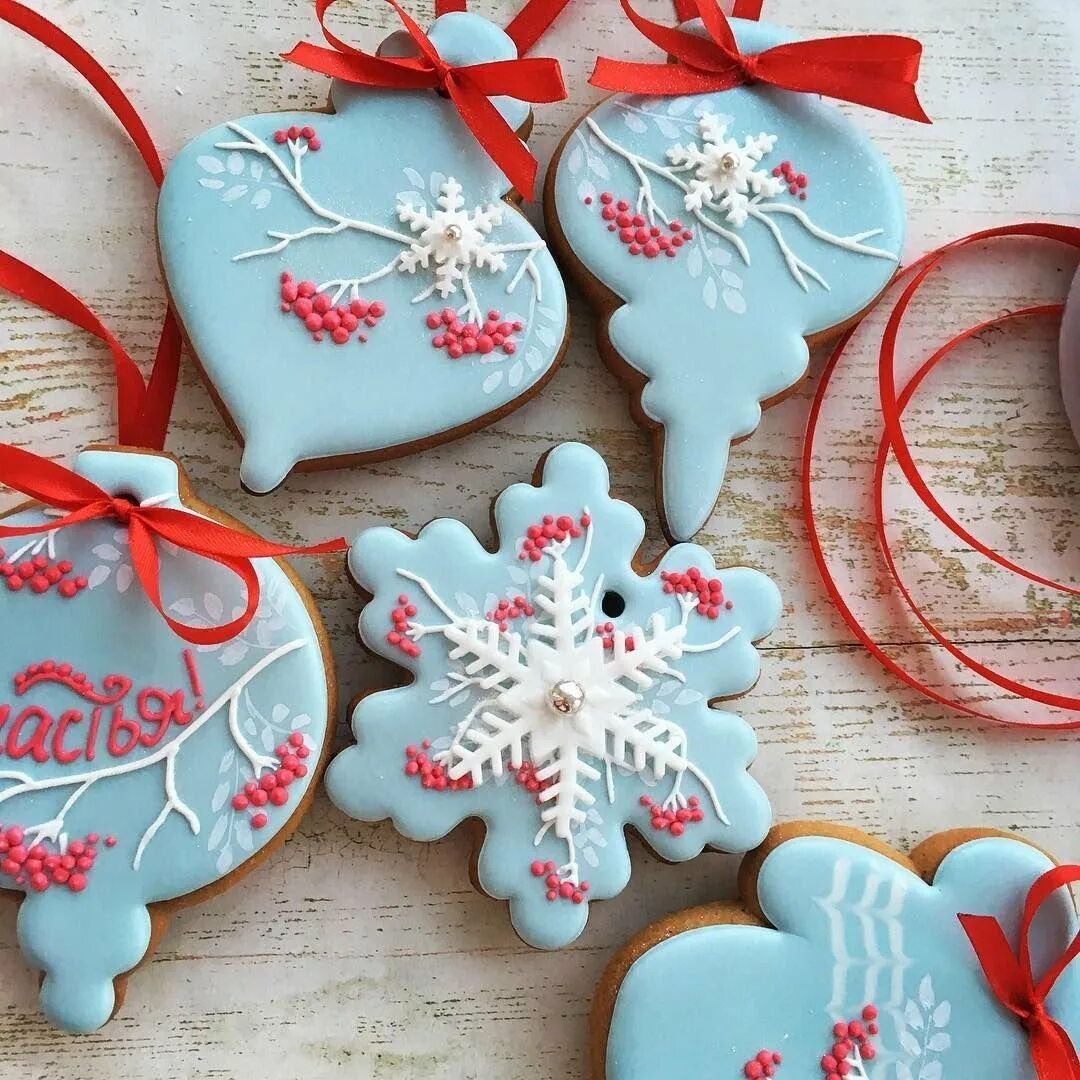 Украшение имбирных пряников. Украшения в виде пряников. Пряничные елочные украшения. Имбирные пряники с глазурью. Украсить имбирного.