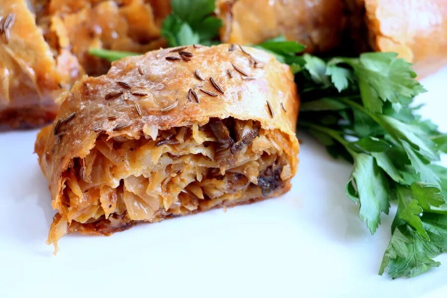 Штрудель с капустой. Штрудель с квашеной капустой. штрудель с мясом. штрудель с мясом и капустой.