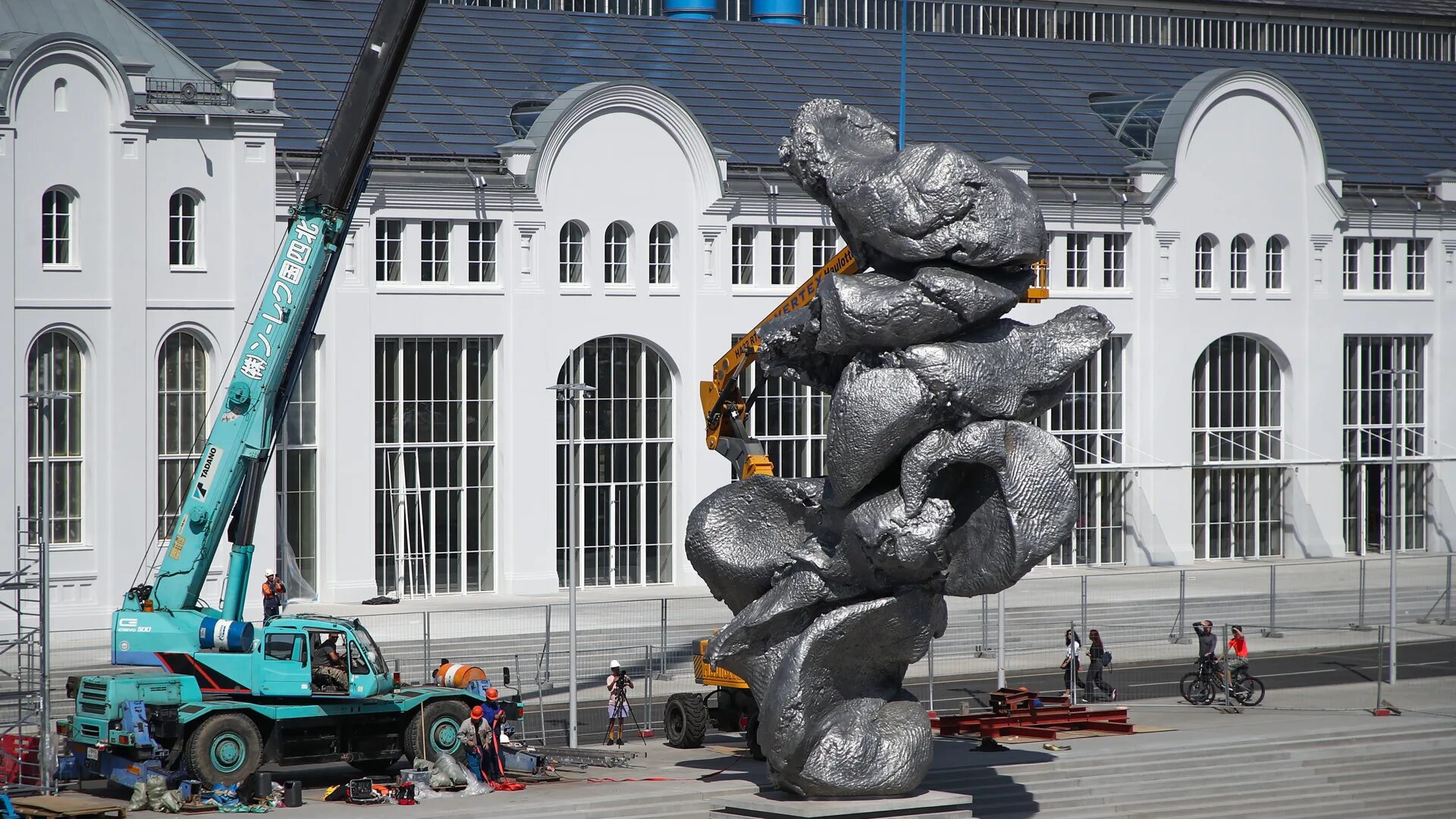 статуя глины. памятник глина 4 в москве. урс фишер скульптура на болотной набережной. статуя глины. статуя глины.