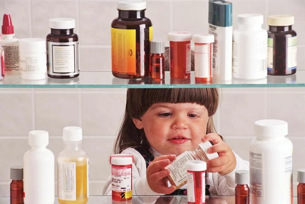 Детей средства. Лекарства для детей. Детские лекарственные формы. Таблетки для детей. Ребенок отравился лекарствами.