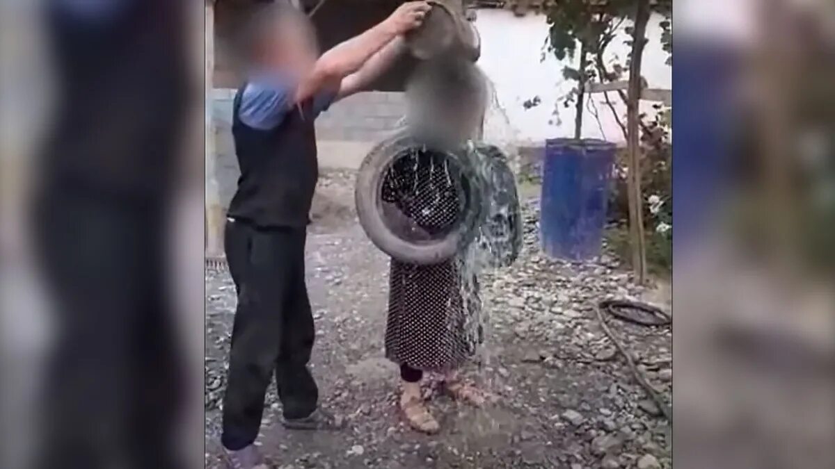 Она издевается над ним мужем