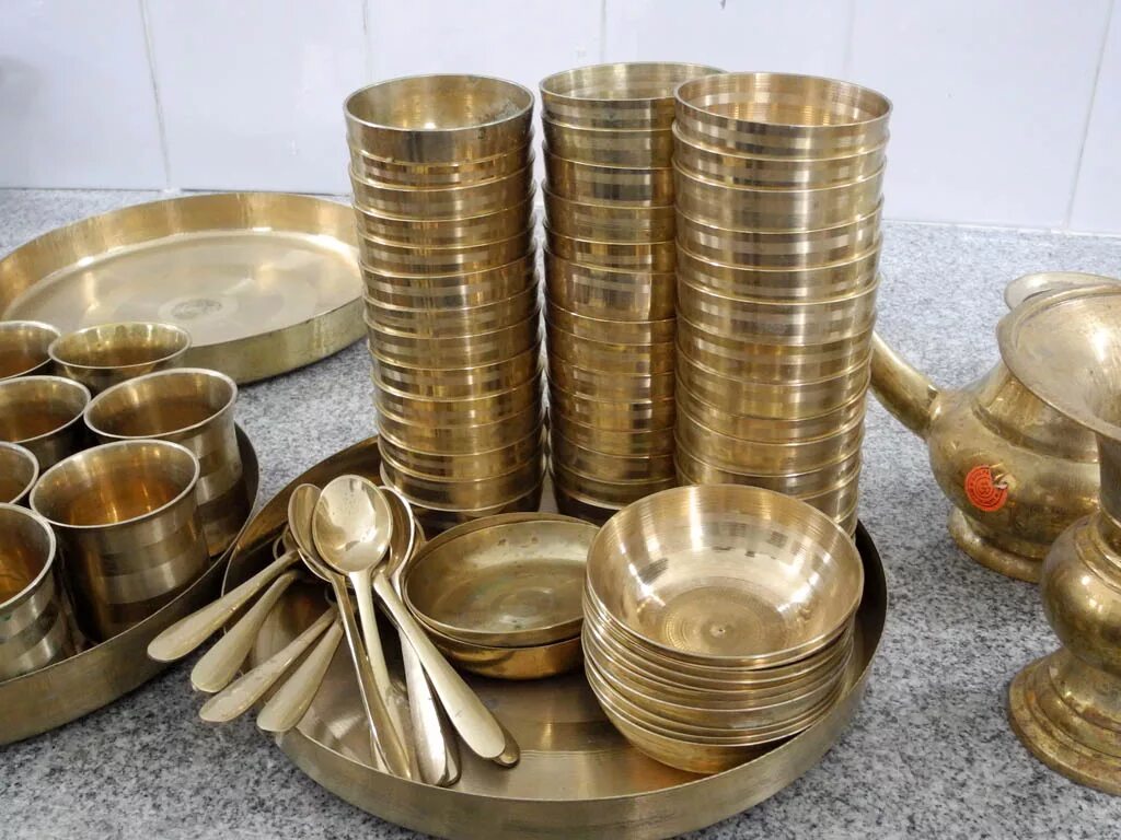 Что делают из латуни. Латунные изделия. Изделия для сантехники из латуни. Бронза и латунь. Латунь сплав меди и цинка.