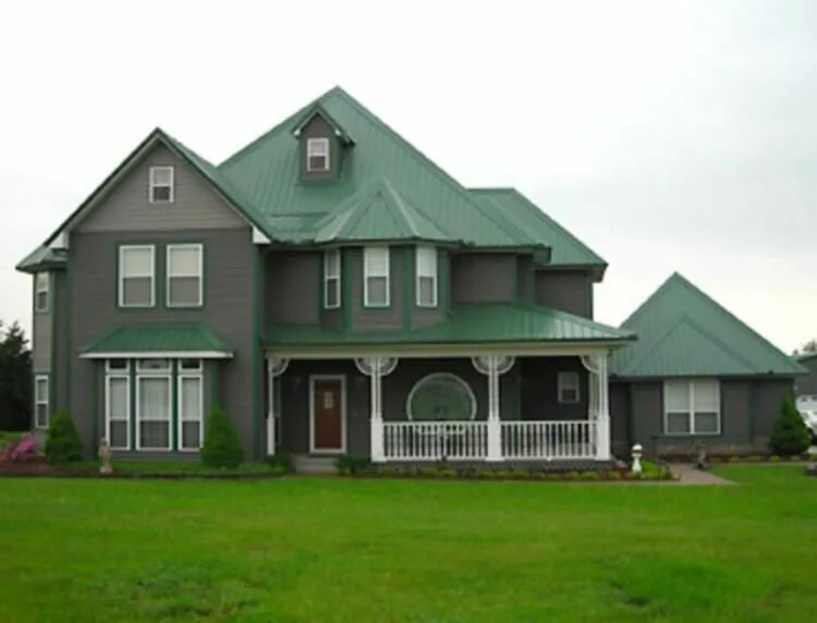 Фасады домов с зеленой крышей. Фасад с зеленой крышей. Деревянный дом с зеленой крышей. Покрасить дом в зеленый цвет