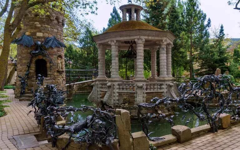 Старый парк кабардинка зевс. Ботанический сад кабардинка. Старый парк анапа экскурсия. Музей в кабардинке старый парк. Культурный центр старый парк в кабардинке.