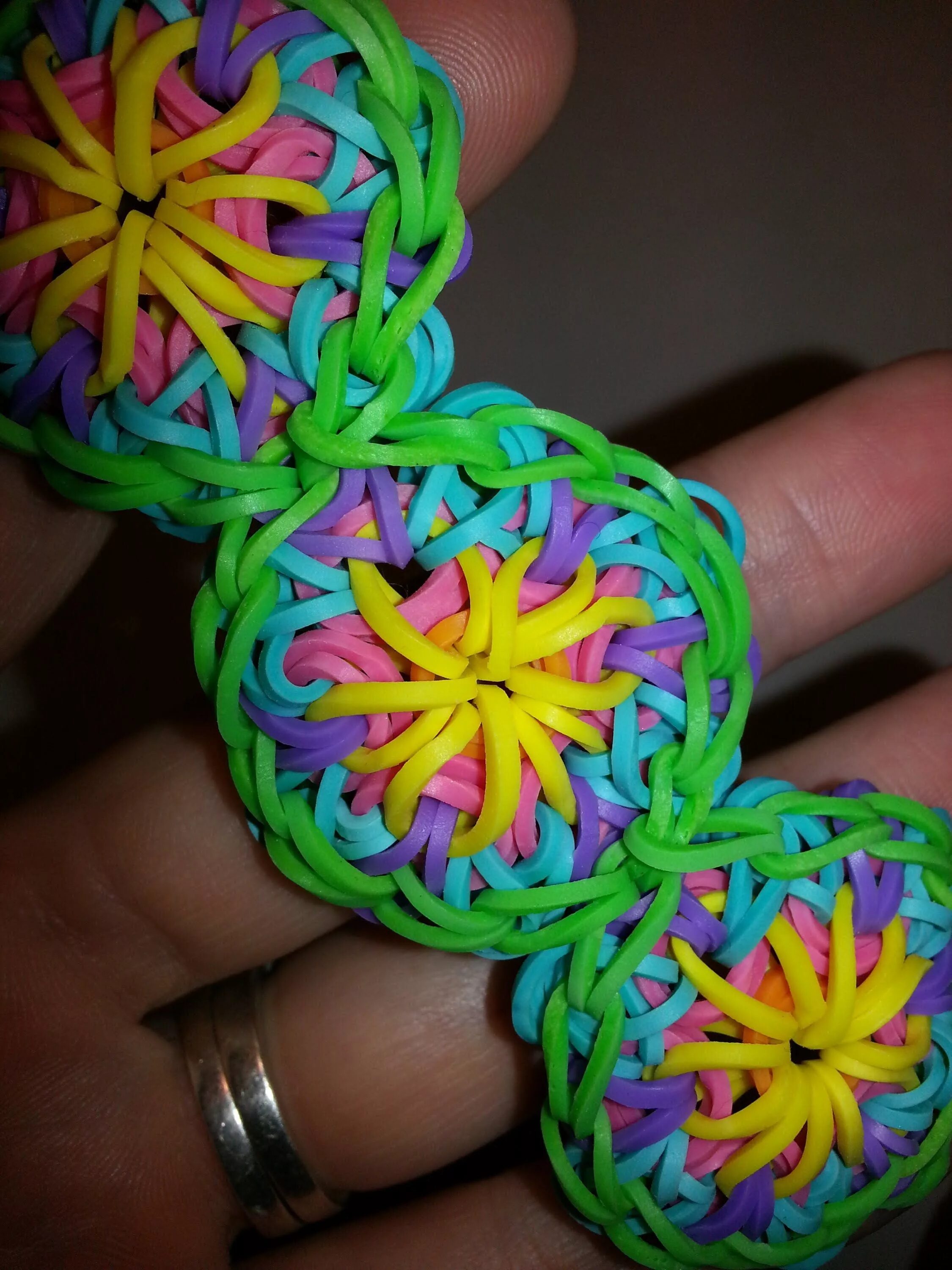 Браслеты рейнбоу лум чешуя дракона. Резиночки что можно сплести. Резиночки рейнбоу лум. Rainbow loom резинки. Плетение браслетов из резинок.