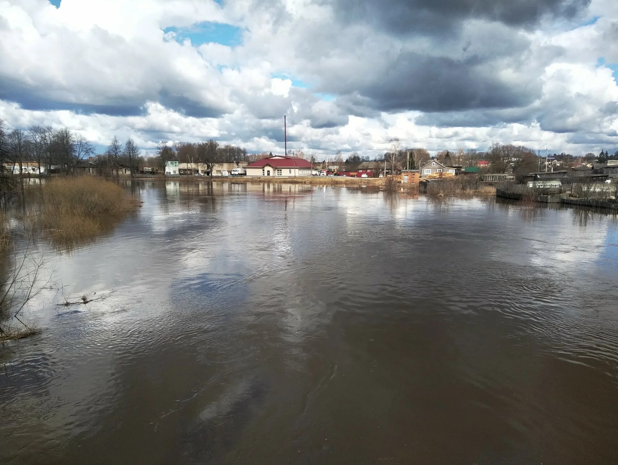 Вода выходит из берегов как называется