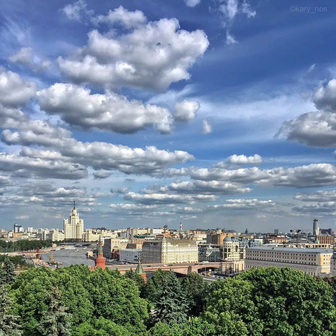 Небо москвы сегодня. Москва небо. облака над москвой. москва голубое небо. небо город.
