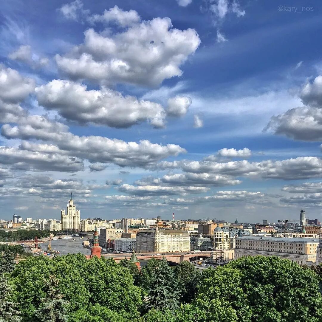 Небо Москва. Облака над Москвой. Москва голубое небо. Небо город.