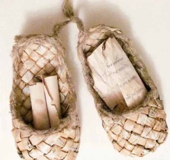 Плести лапти из газетных трубочек. Лапти из трубочек. Лапти из трубочек. Плетение лаптей из газетных трубочек. Лапоточки из газетных трубочек.