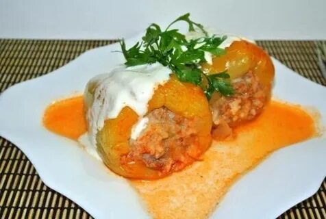 Перец фаршированный мясом с сметанном соусе