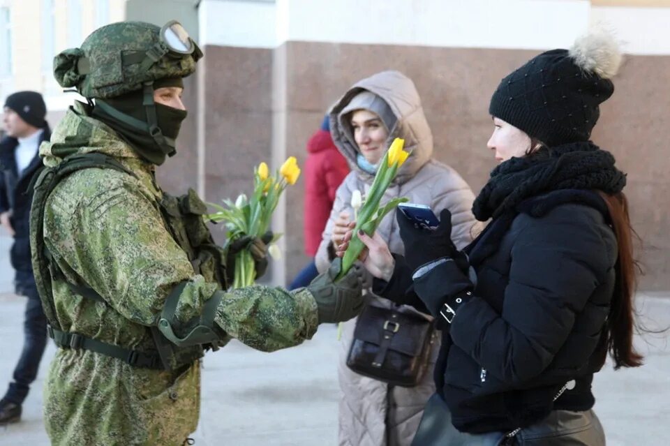 Солдату дарят цветы. Солдату дарят цветы. Омоновец обнимает. Военнослужащий с цветами. Военнослужащий с цветами.