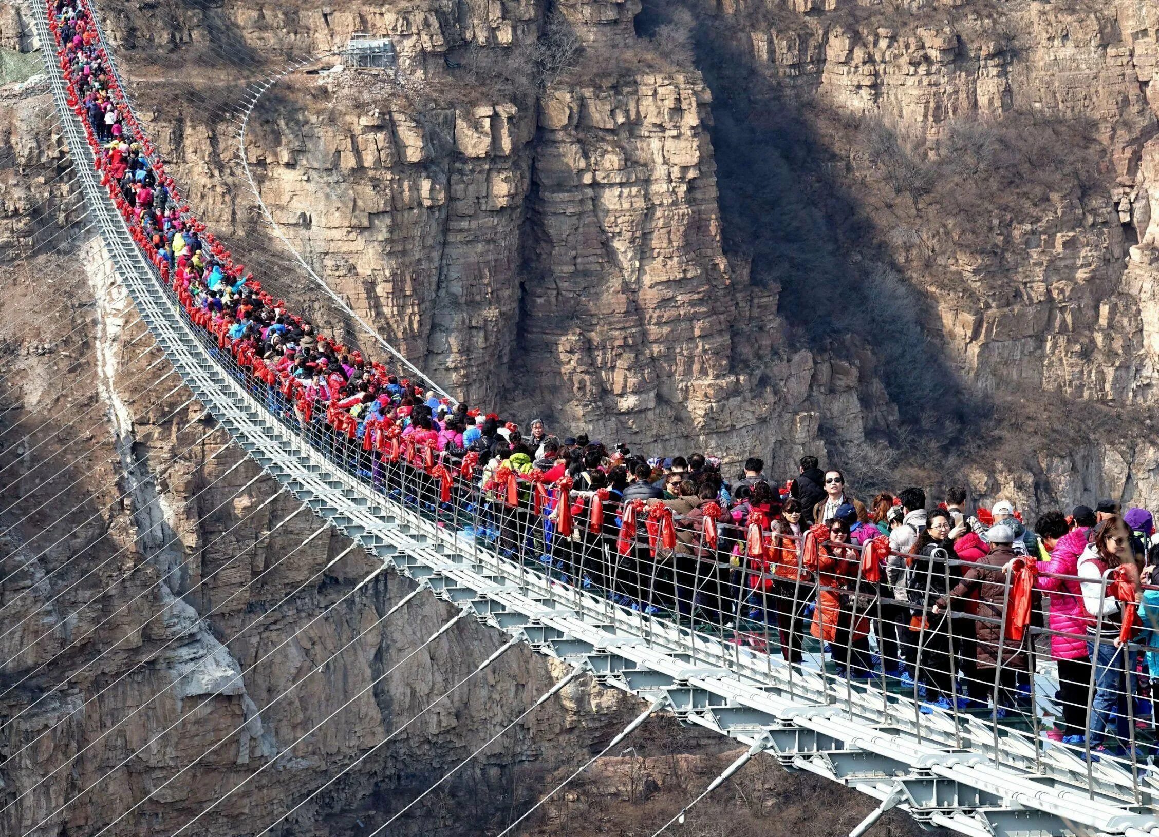 Самый длинный пост. Стеклянный мост в провинции Хэбэй. Стеклянный мост Чжанцзяцзе, Китай. Стеклянный мост Чунцин. Мост Жуйи в Китае.