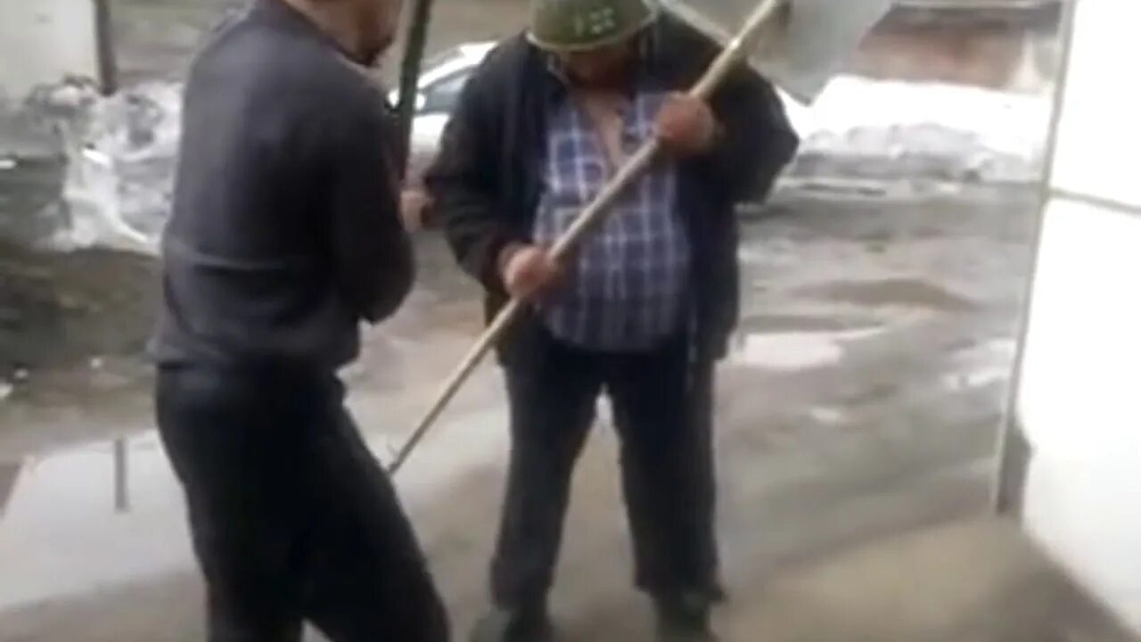 Бьют по каске. Бьют по каске