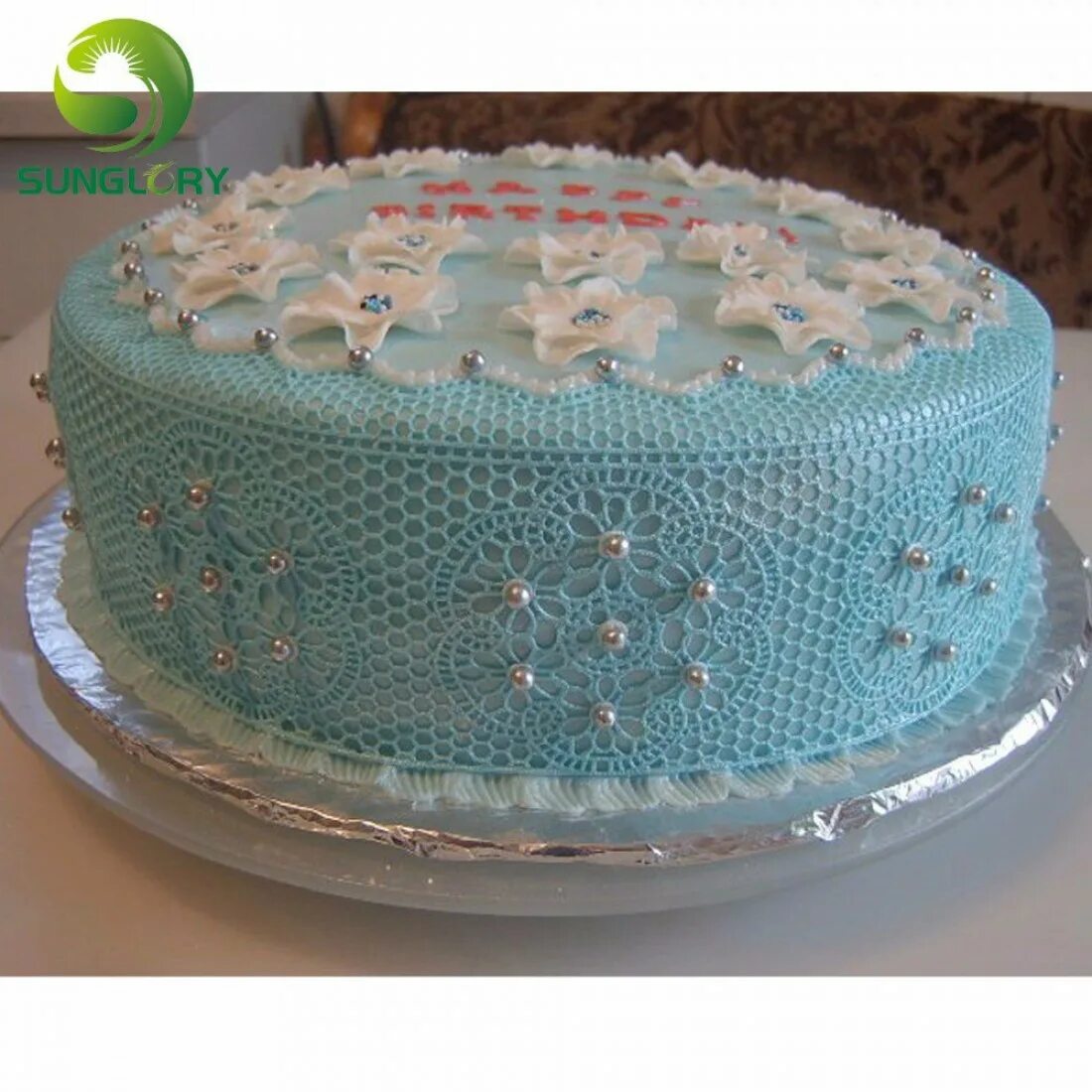 Как украсить торт бусинками. Украшение тортов в домашних с бусинами. Торт с бусинками. Сиреневый торт с бусинками. Как украсить торт бусинками.