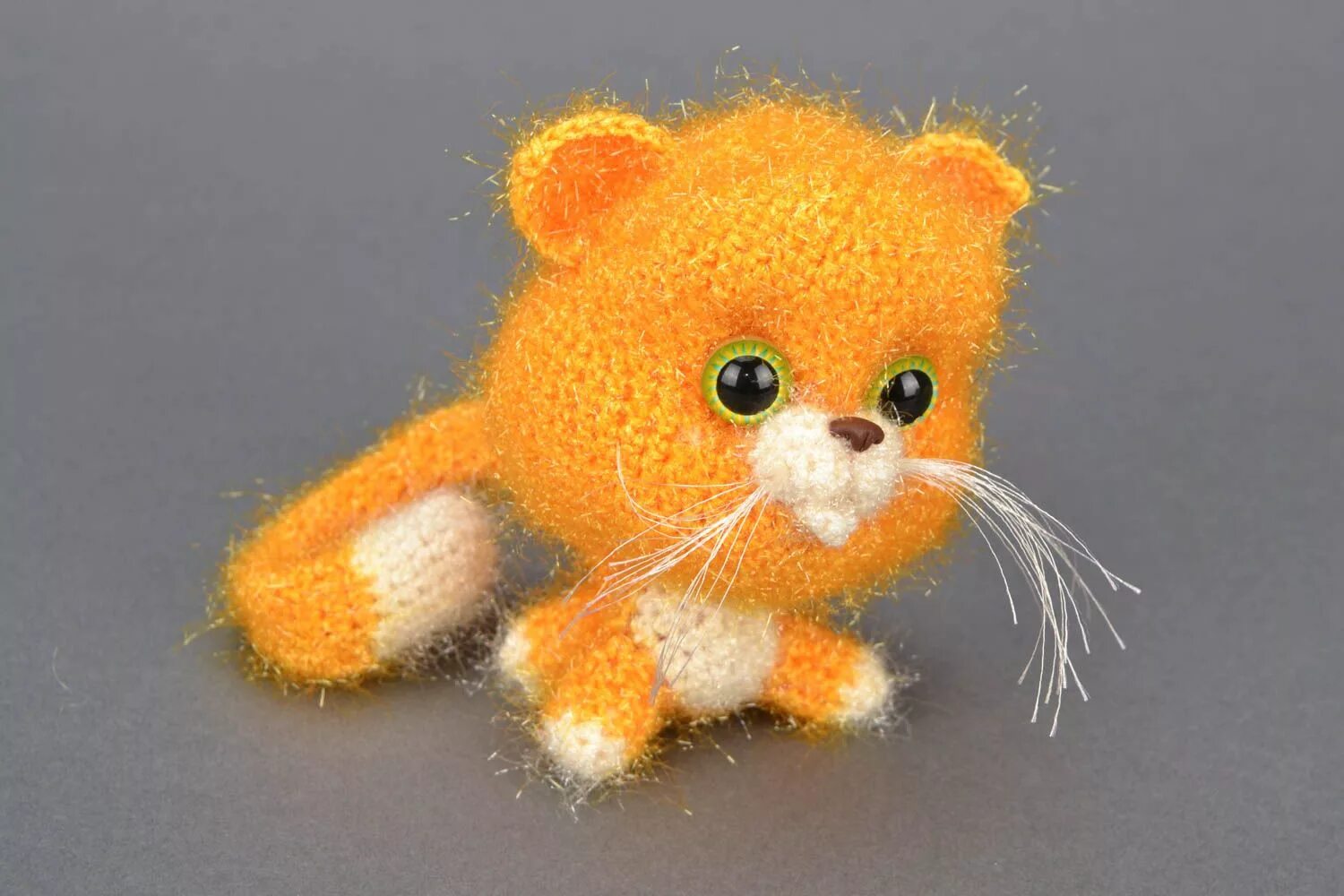 Котенок из ниток. Желтый кот игрушка. Игрушки из нитки Акотик. Игрушка из ниток котик.