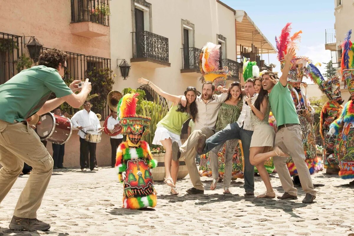 Испания особенности страны. Сиеста в Мексике. Туристы в Испании. Испания туризм. Испания люди.