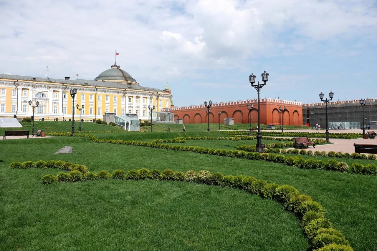 Сады московского кремля. Московский Кремль Александровский сад. Тайницкий сад, Москва, Ивановская площадь. Тайнинский сад в Кремле. Тайницкий сад Московского Кремля.