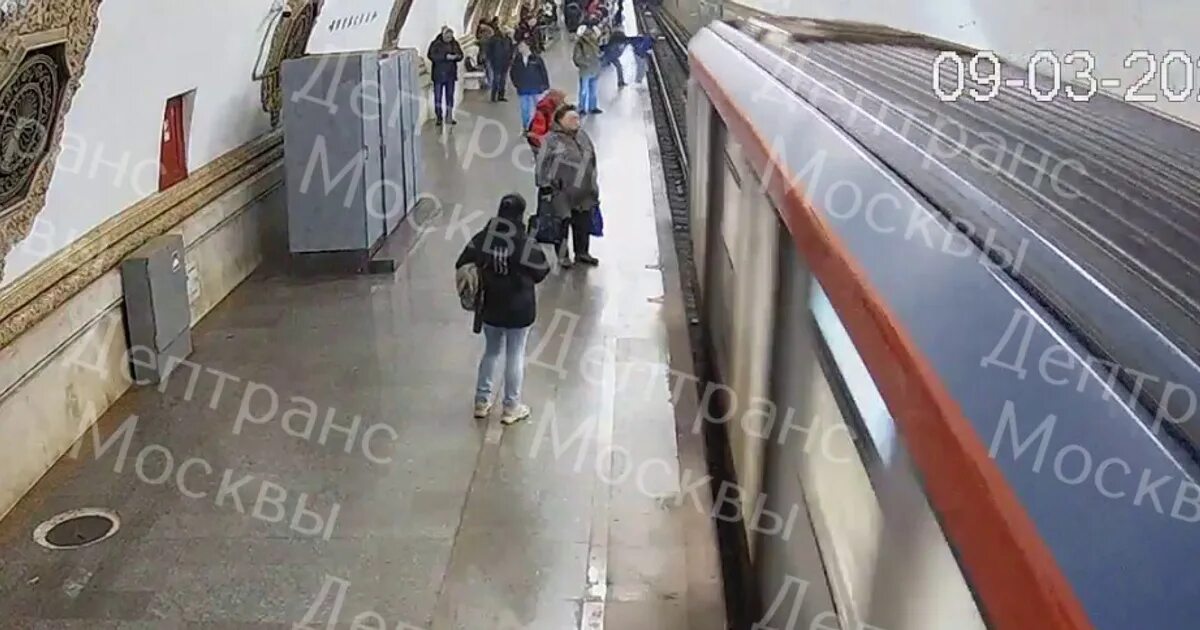 Парень столкнул девушку под поезд. Подростка столкнули под поезд в метро. подростка столкнули в метро. станция метро. ребёнка толкнули в метро в москве.