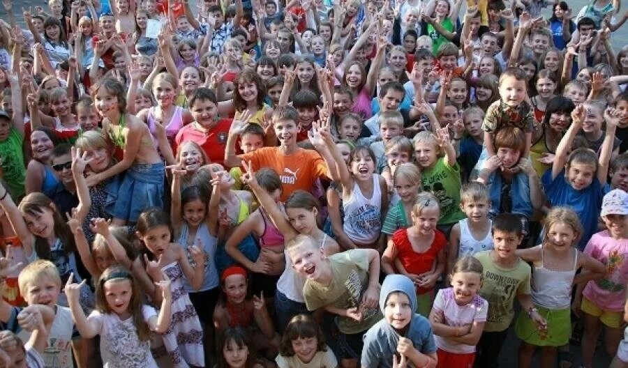 Много рук тянутся к человеку. Огромная толпа людей. Куча жизни. Очень много лет. Жевательная стена в калифорнии.