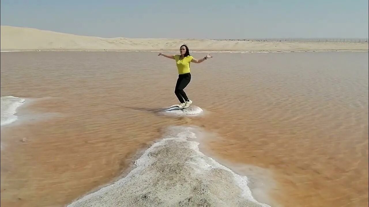 Соленое озеро абу даби. Noor abu dhabi solar plant, оаэ. Заповедник al wathba wetland reserve в абу-даби. Чили соленое озеро. Соленое озеро абу даби.