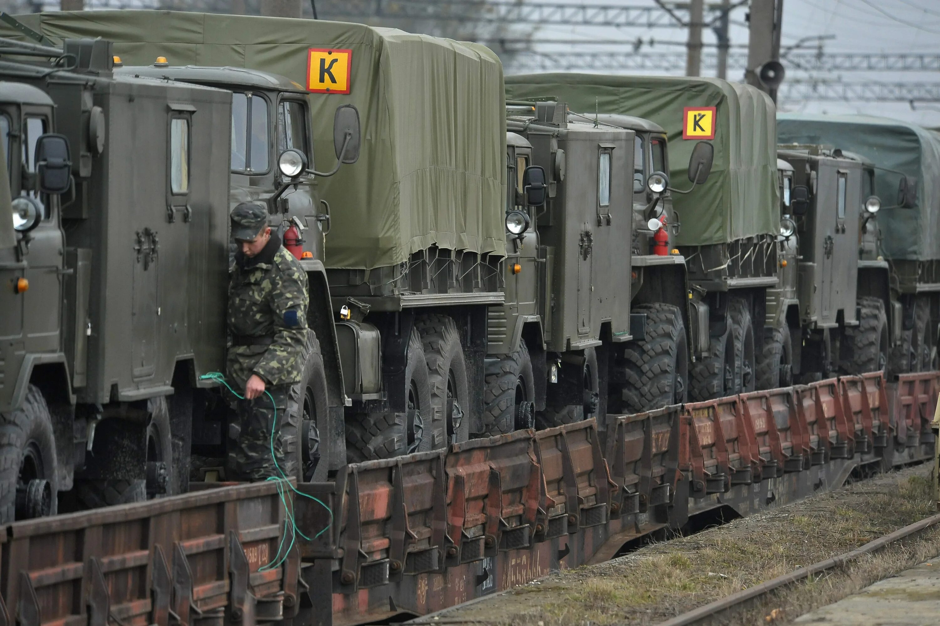 Где груз военных. Военный эшелон. Транспортные войска. Эшелон с военной техникой. Подвоз боеприпасов на Украине.