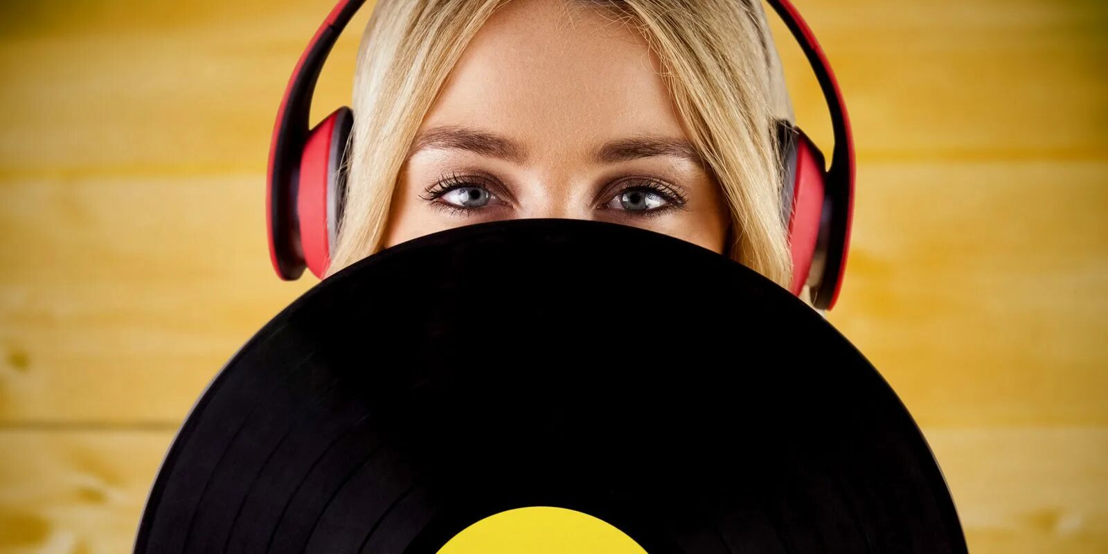 Наушники для девушек. Девка в наушниках. Девушка поет в гарнитуру. Мужик в наушниках. Хорошо можно послушать.