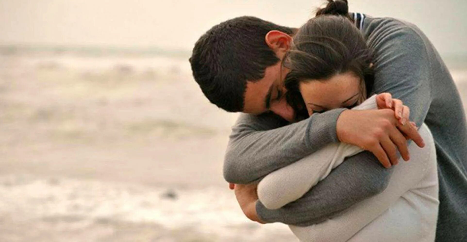 Страстные объятия. Обнимает девушку. Поцелуй в воде. 2 твоих объятья. Объятия.