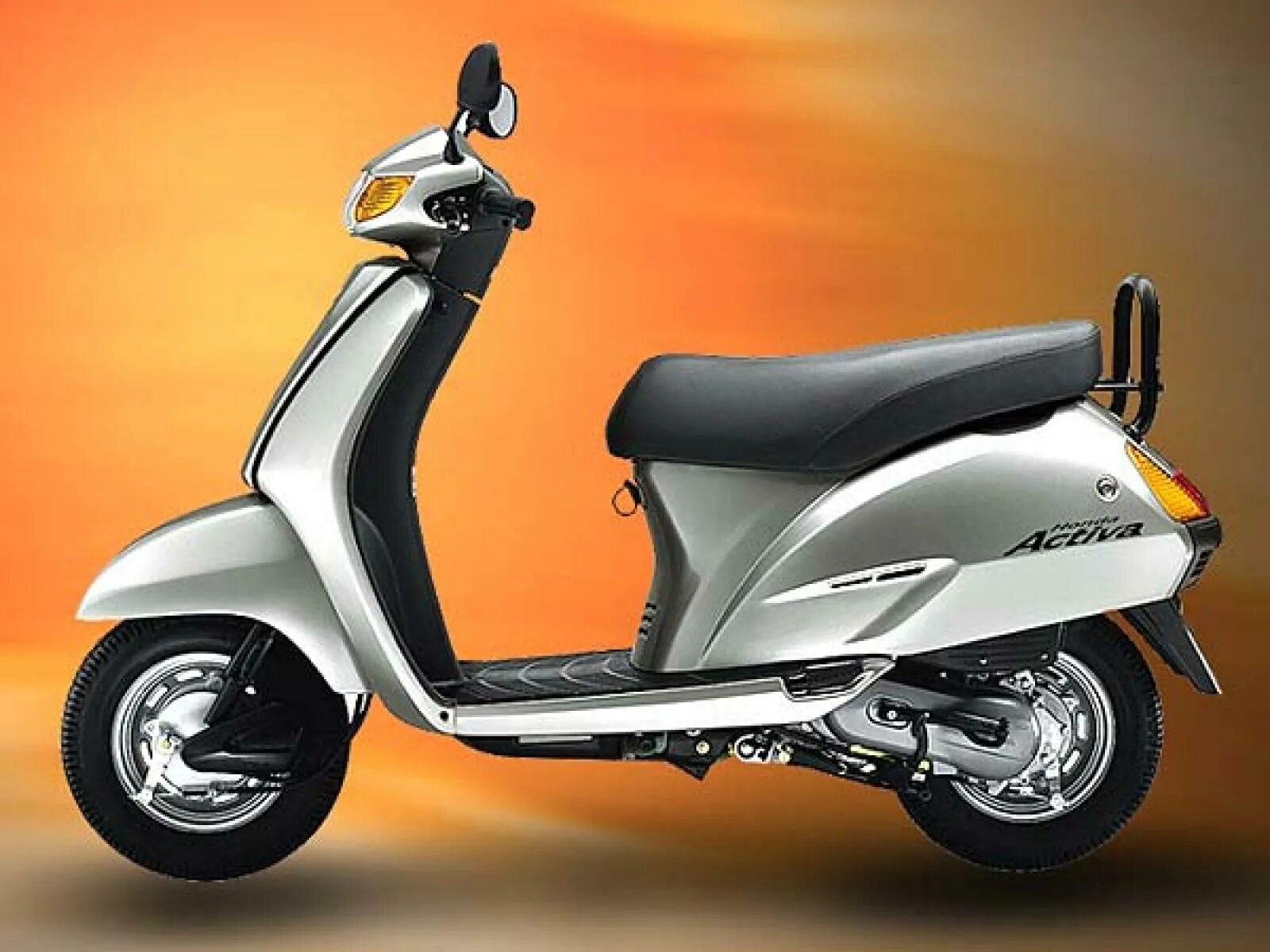 Купить скутер 100. Honda Activa Scooter. Скутер Honda 100cc. Honda 100 скутер. Скутер Honda SCV 100.