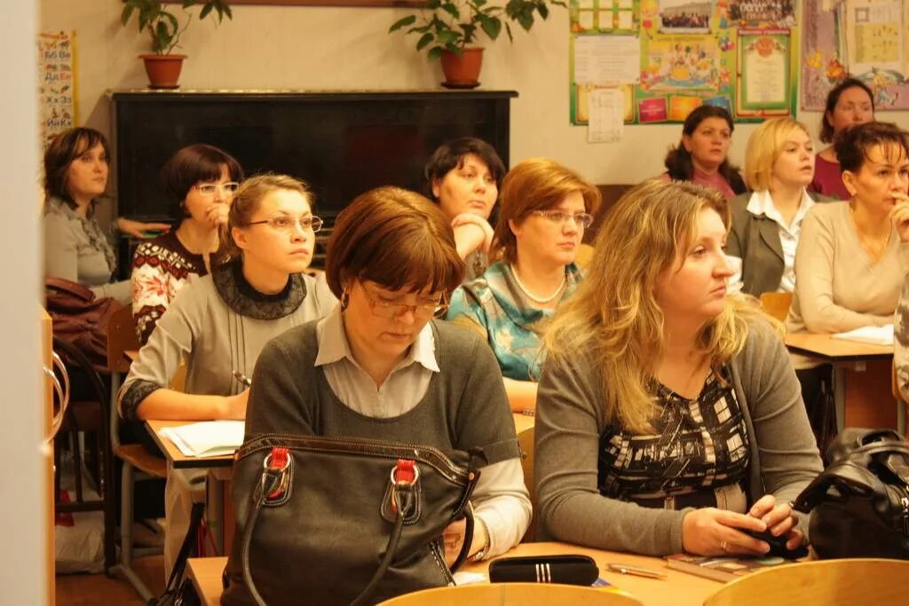 Вечерняя школа. Как учатся в вечерней школе. Занятие в вечерней школе. Как поступить в вечернюю школу. Класс в вечерней школе.