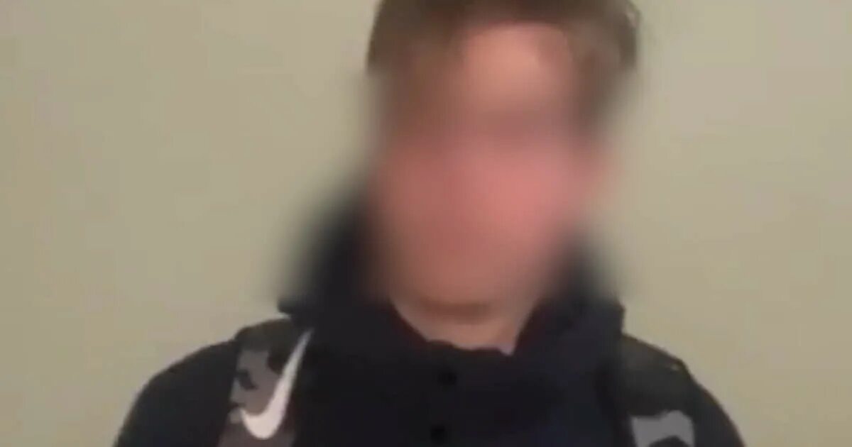 Издевается над дедом. Подросток издевался над дедом. Издевается над дедом. Издевается над дедом. Издеваются над дедушкой.