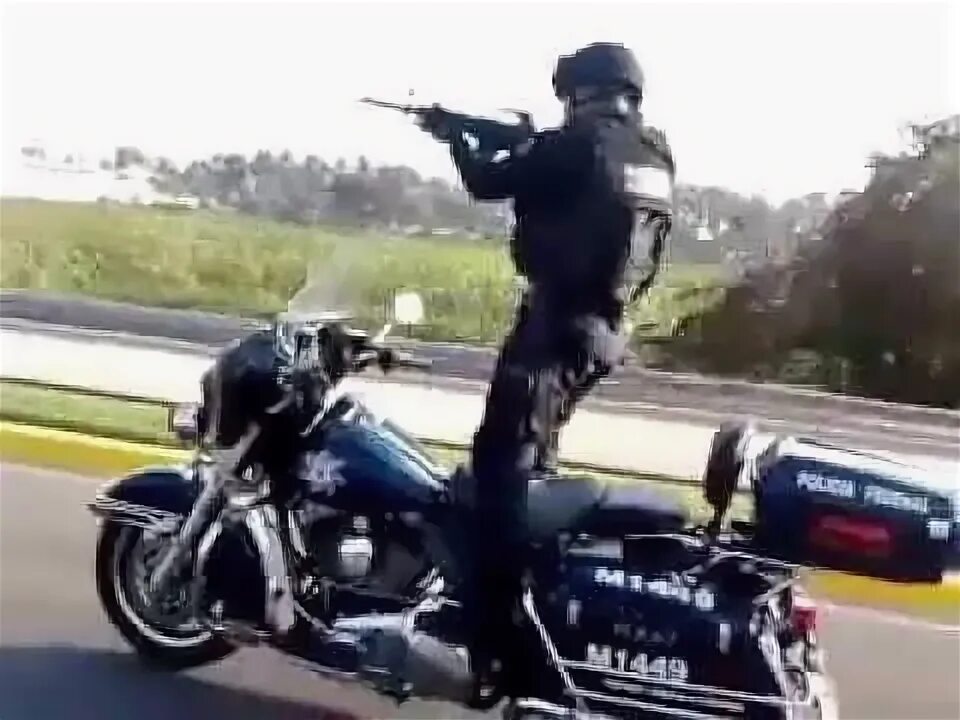 Мотоциклист стрелял. Американский полицейский мотоцикл. Стрельба с мотоцикла на ходу. Полицейские и байкеры.